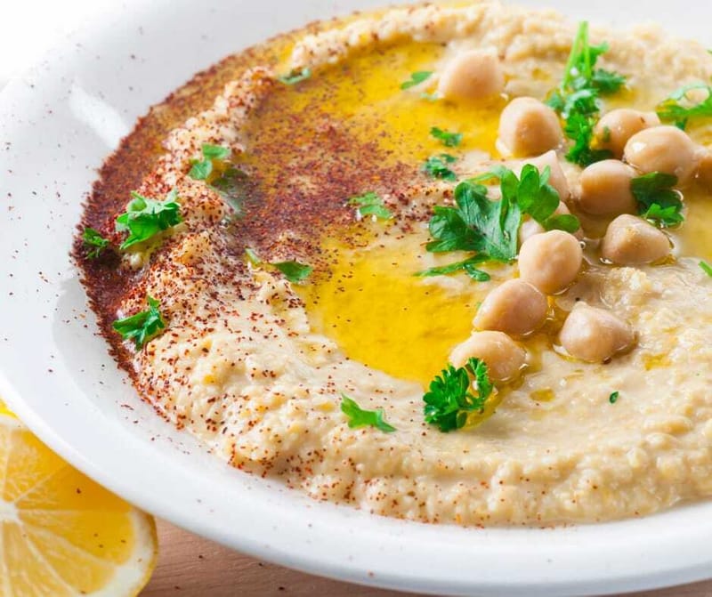 חומוס גרגרים + 4 כדורי פלאפל