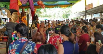 คอหวยแห่ส่อง &quot;เลขเด็ดงวดนี้&quot; ธูปมงคล 5 มหาเทพ วัดดัง ไปลุ้นโชค image