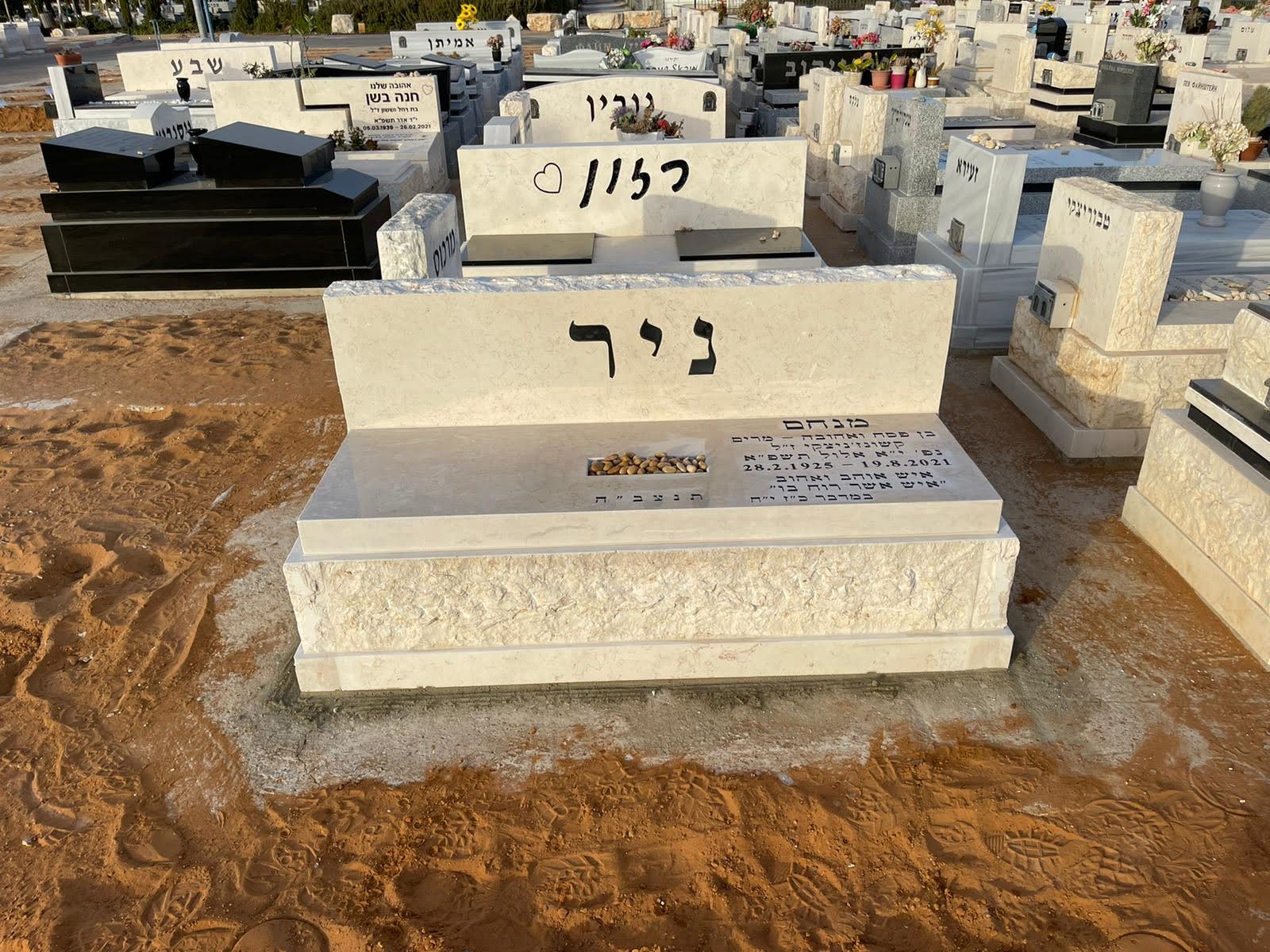 מצבה משפחתית חברון קיר צד 603*