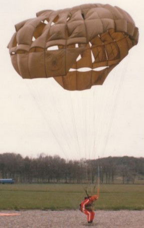 LES PARACHUTES A OUVERTURE COMMANDEE