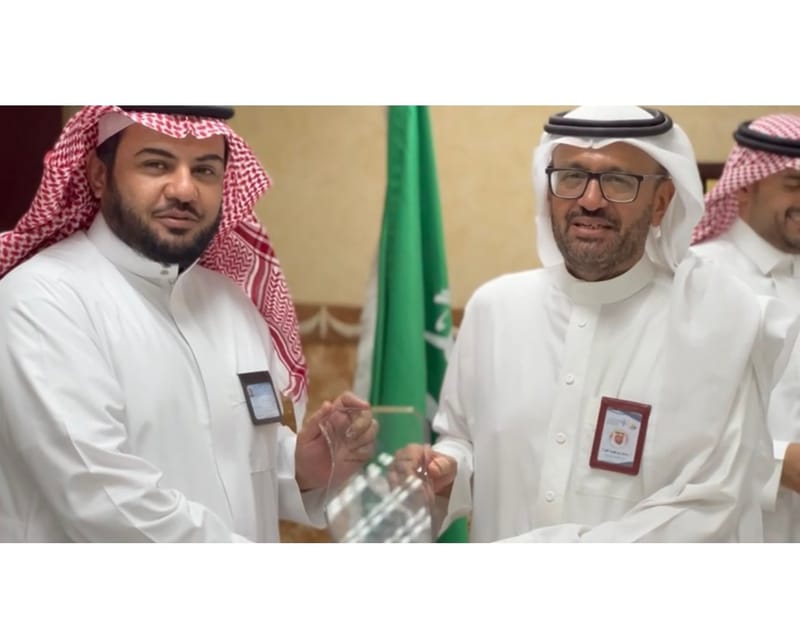 تسليم درع المشاركة من مساعد مدير مكتب تعليم المعذر د . فهد القناص