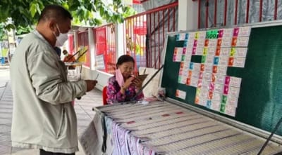 บรรดาคอหวยที่ชอบเสี่ยงดวงเริ่มออกหาซื้อลอตเตอรี่ตามแผงขายทั่วเมืองนครสวรรค์ หลังหวยดิจิทัล 5 ล้านใบ image