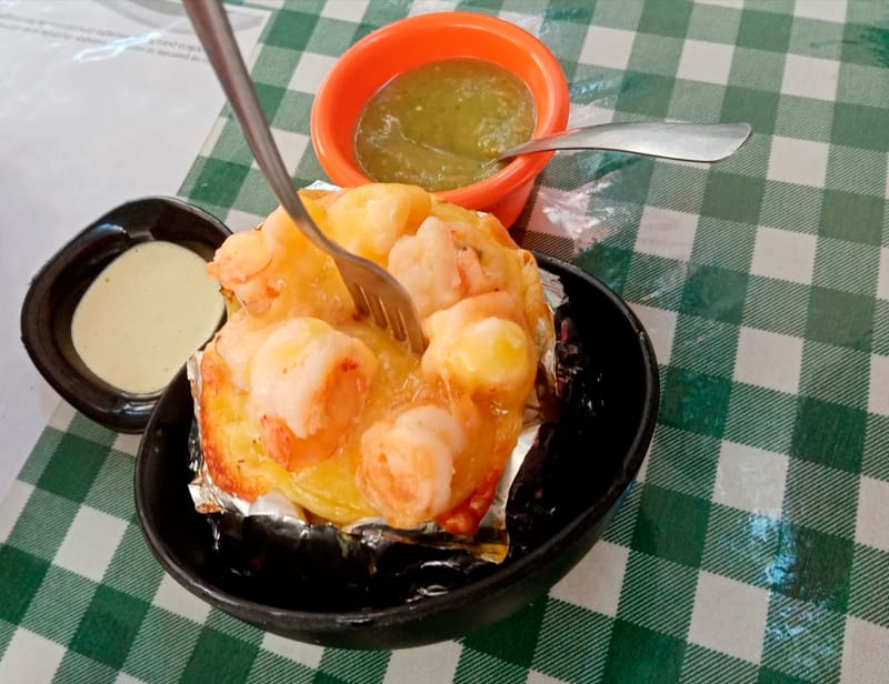 PAPA RELLENA CON CAMARÓN