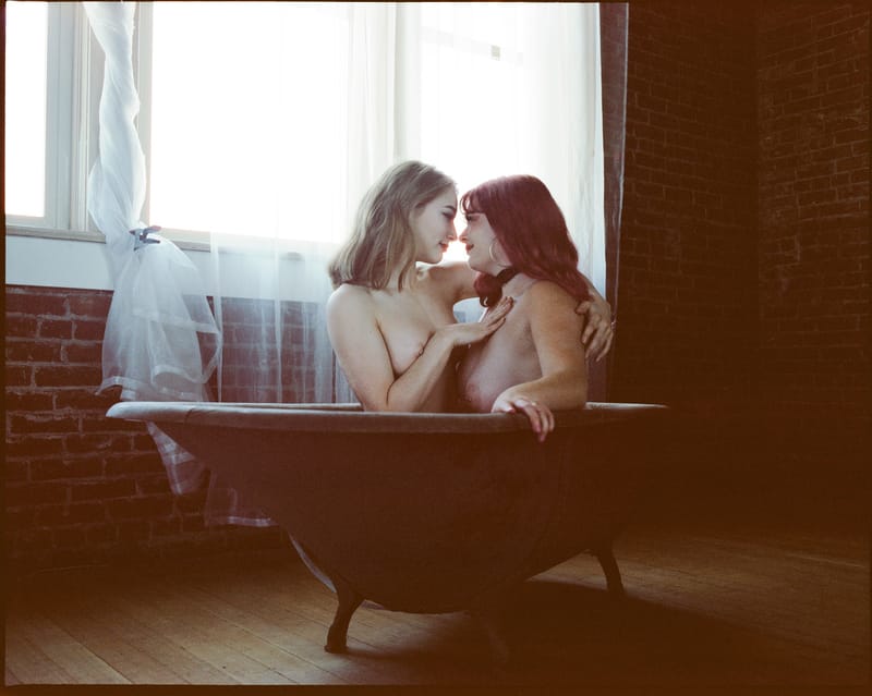 in(t)əmət [adjective]