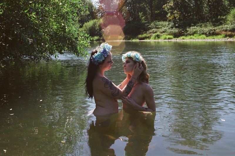 in(t)əmət [adjective]