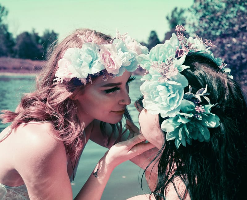 in(t)əmət [adjective]