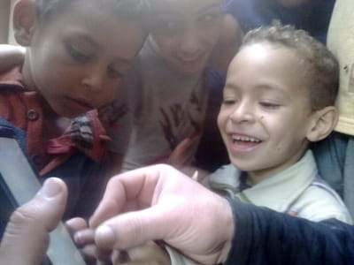 وكيل جلالة الملك سمو الشيخ عبدالرازق بن بكرى ال صالح يوزع 1100 جهاز تابلت "كمبيوتر "