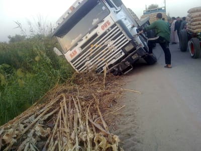 شلل مروري بطريق العزبه /عمار الدولى بسبب سقوط سياره نقل محملة بالأسمنت