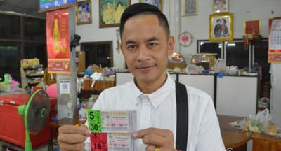 เฮลั่นวัด &quot;พุ่มพวง&quot; ให้โชค คอหวยเฮงเพียบ พ่อค้าถูกเลขท้าย 2 ตัว 8 ใบ image