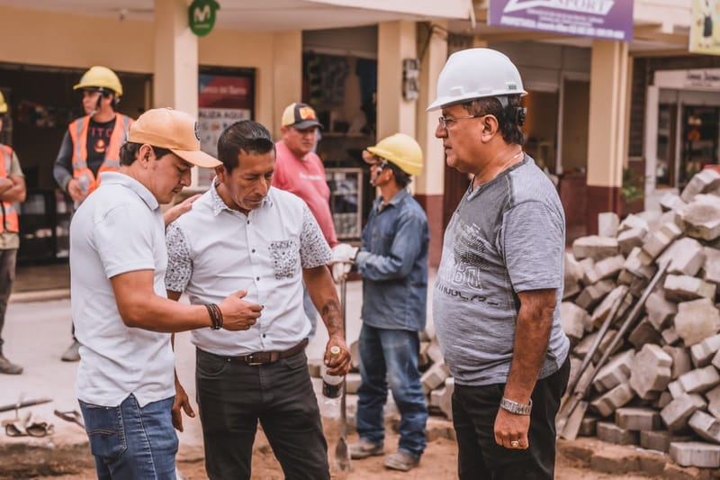 ALCALDE DE PASTAZA CONSTATA AVANCE DEL ADOQUINADO EN LA CALLE 09 DE OCTUBRE