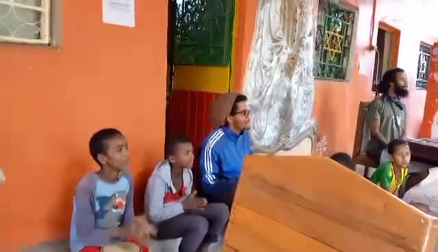 Alex et Yohannes avec les enfants du quartier