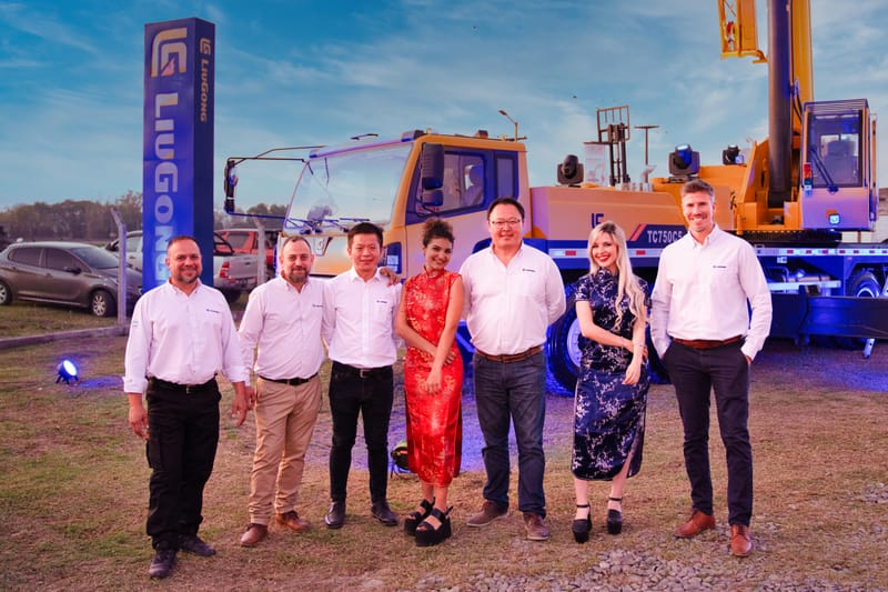 Presentacion Grua sobre camión TC750C5 con la participación de clientes y Directivos de ZMG - LIUGONG.