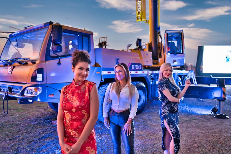 Presentacion Grua sobre camión TC750C5 con la participación de clientes y Directivos de ZMG - LIUGONG.