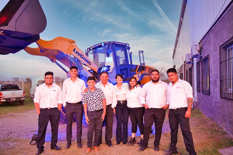 Presentacion Grua sobre camión TC750C5 con la participación de clientes y Directivos de ZMG - LIUGONG.