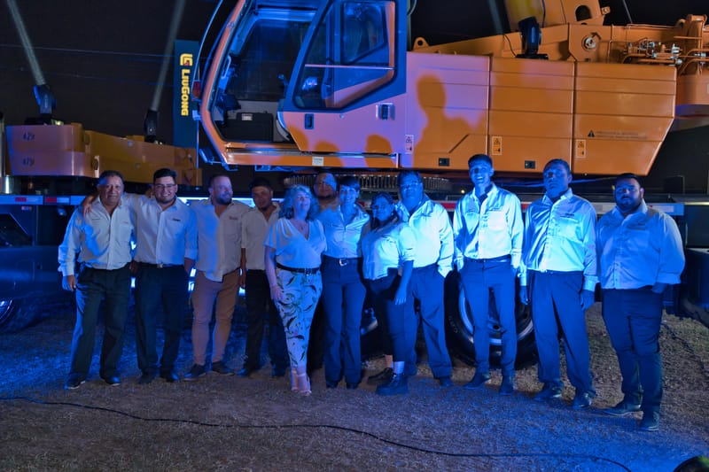 Presentacion Grua sobre camión TC750C5 con la participación de clientes y Directivos de ZMG - LIUGONG.