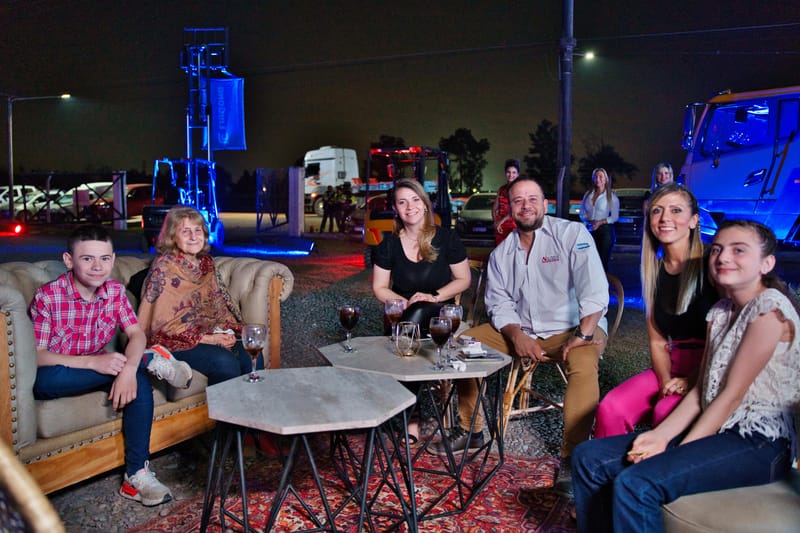 Presentacion Grua sobre camión TC750C5 con la participación de clientes y Directivos de ZMG - LIUGONG.