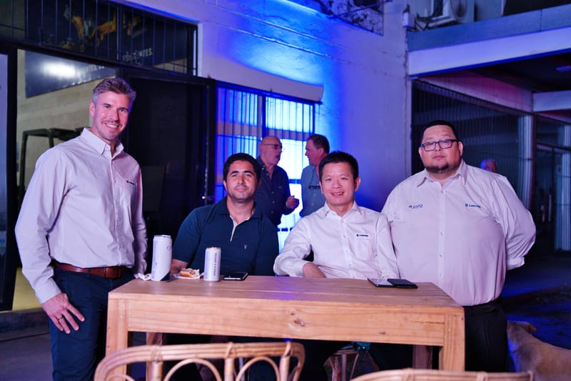 Presentacion Grua sobre camión TC750C5 con la participación de clientes y Directivos de ZMG - LIUGONG.