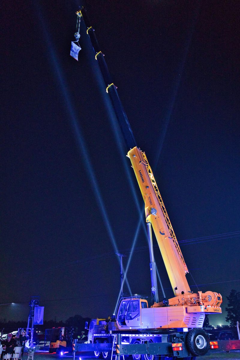 Presentacion Grua sobre camión TC750C5 con la participación de clientes y Directivos de ZMG - LIUGONG.