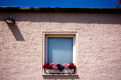 סמיכת דבר המזיק קודם הדבר הניזק בחלון ובשאר הזקים