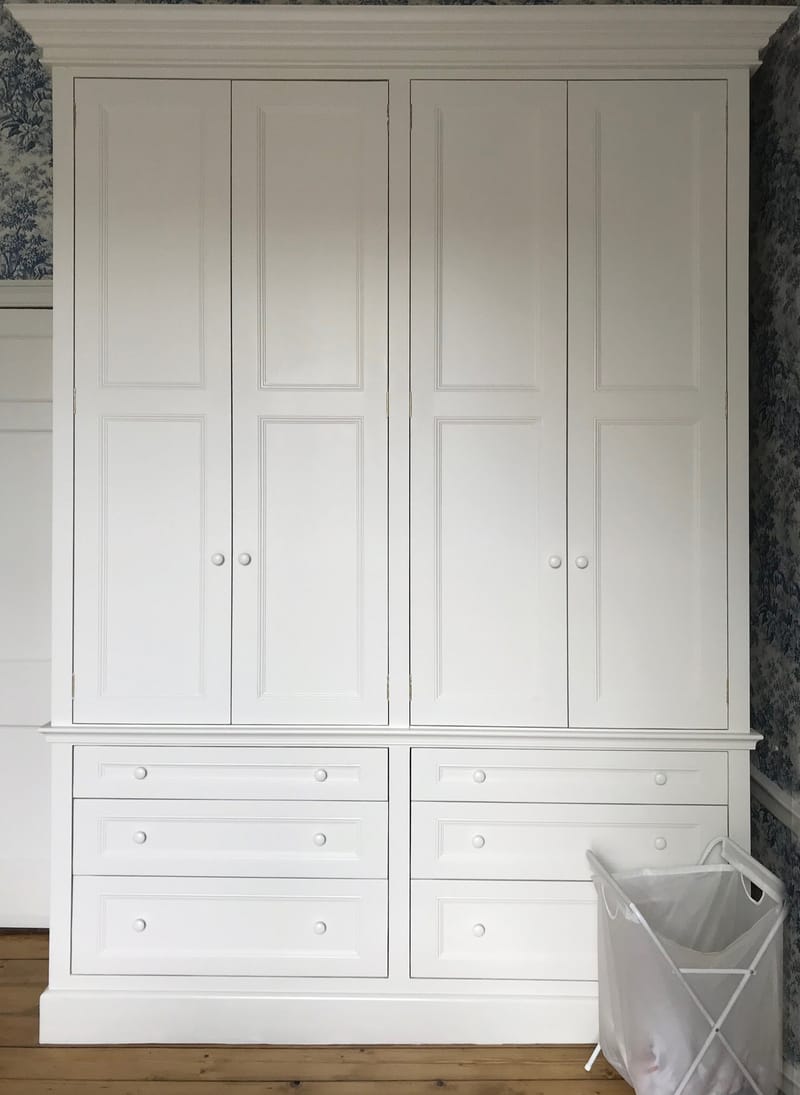 ΝΤΟΥΛΑΠΕΣ ΜΕ ΑΝΟΙΓΟΜΕΝΕΣ ΠΟΡΤΕΣ