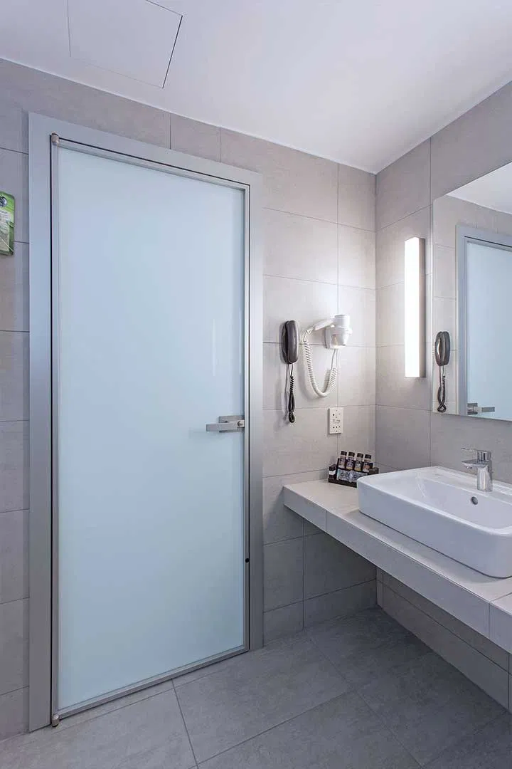 ΠΟΡΤΕΣ ΜΕ ΕΙΔΙΚΗ ΚΑΤΑΣΚΕΥΗ ΓΙΑ ΓΥΑΛΙ