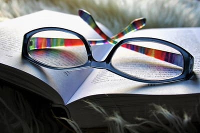 Many Advantages and Disadvantages of Wearing Reading Glasses