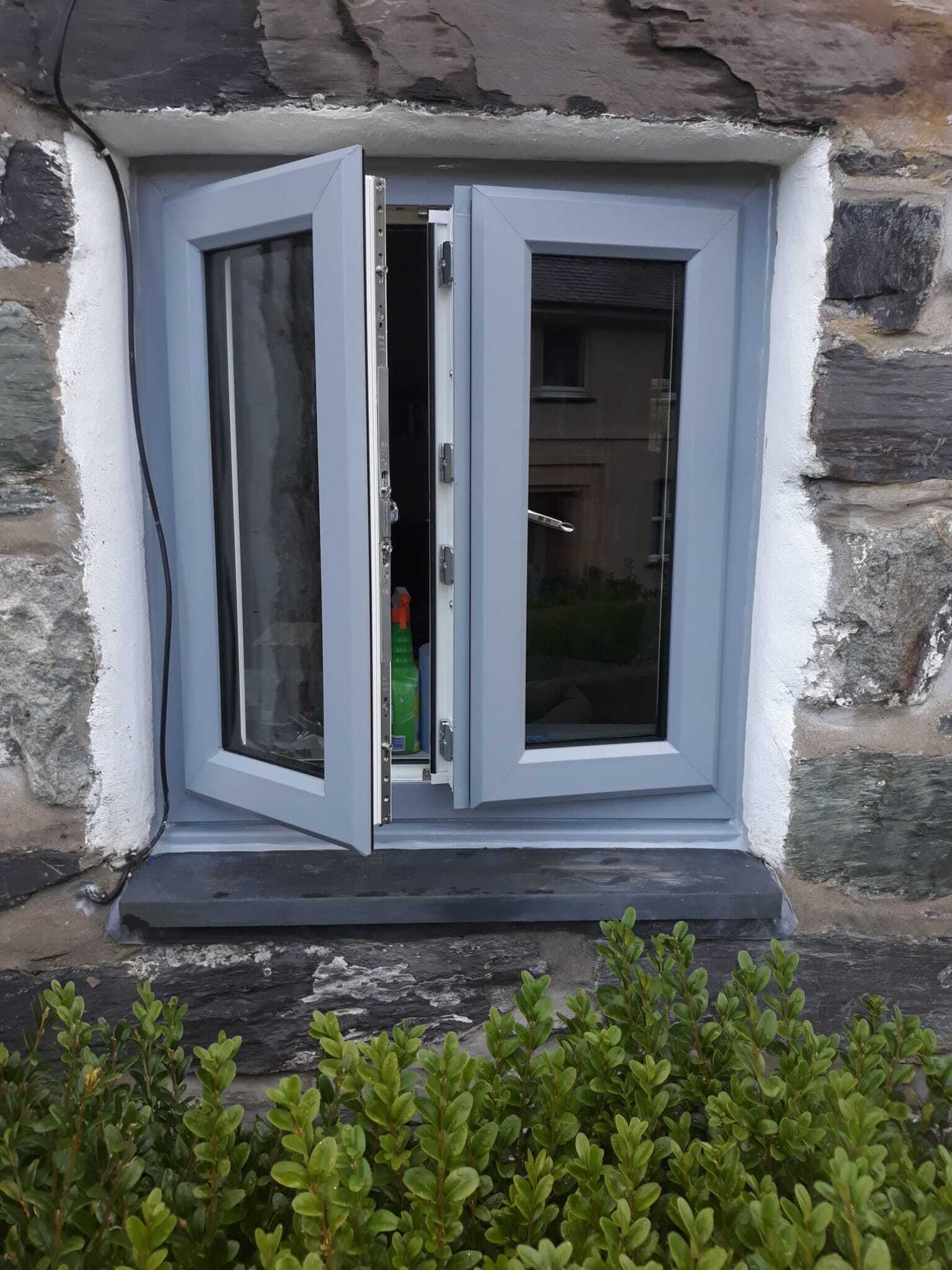 Ffenestri wedyn / Windows afterwards