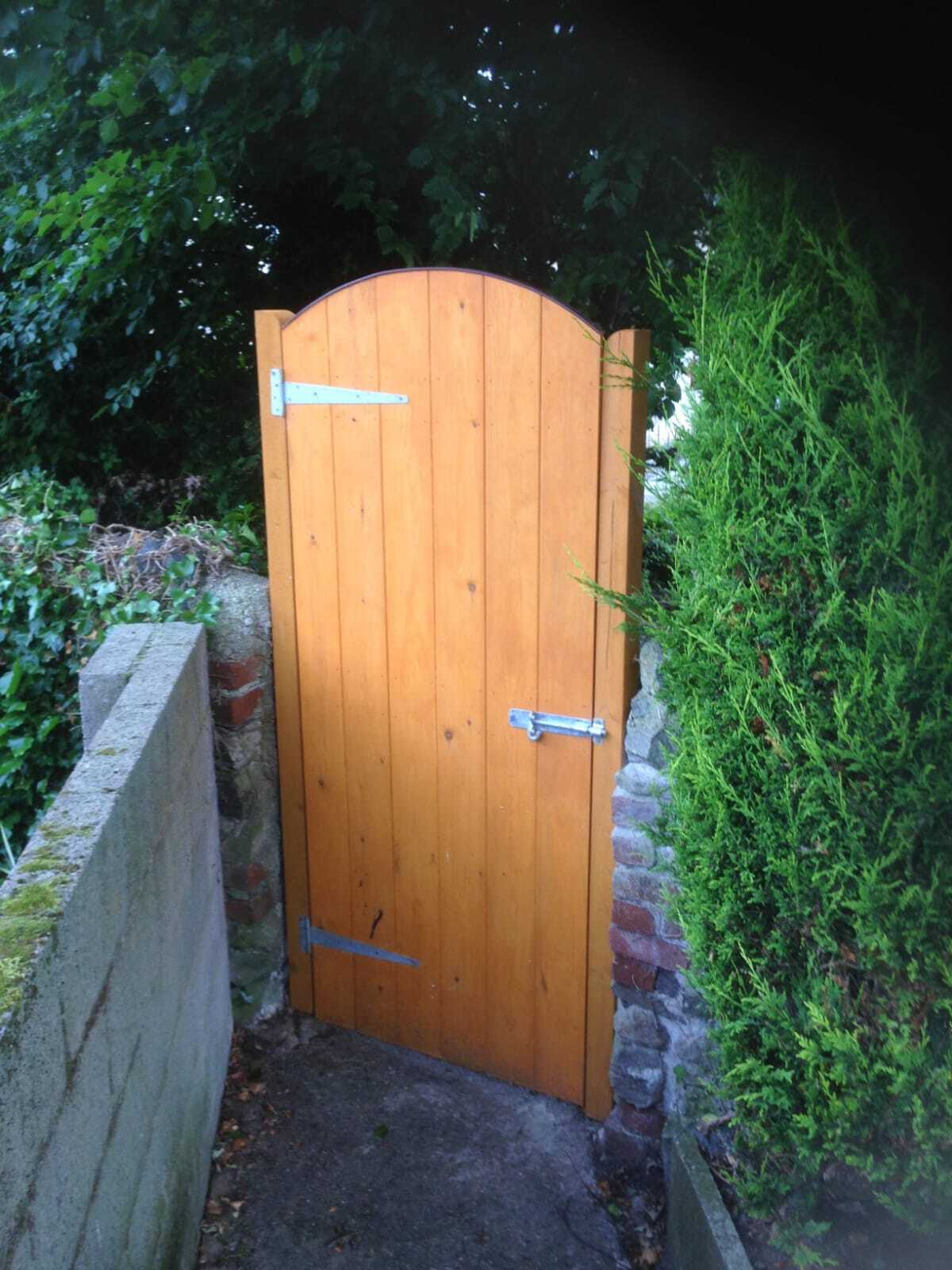 Giatiau coed a ffensio / Wooden gates and fencing
