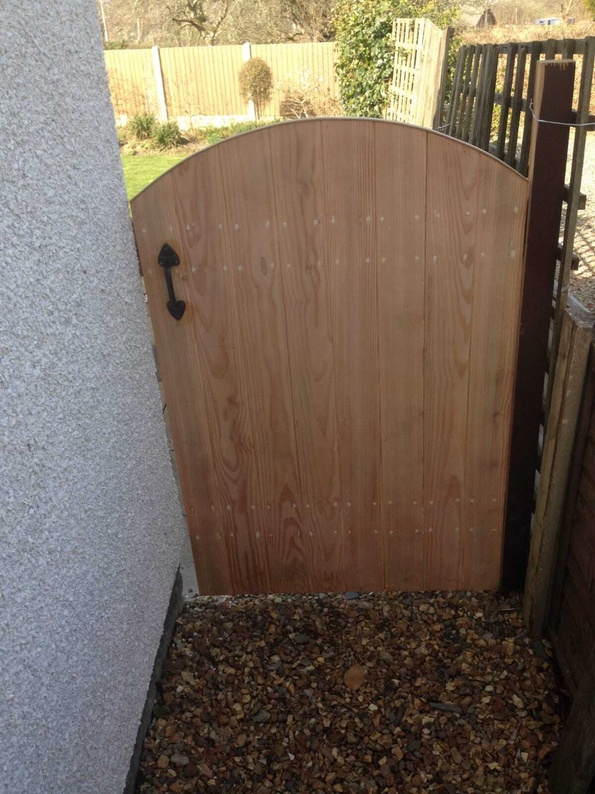 Giatiau coed a ffensio / Wooden gates and fencing