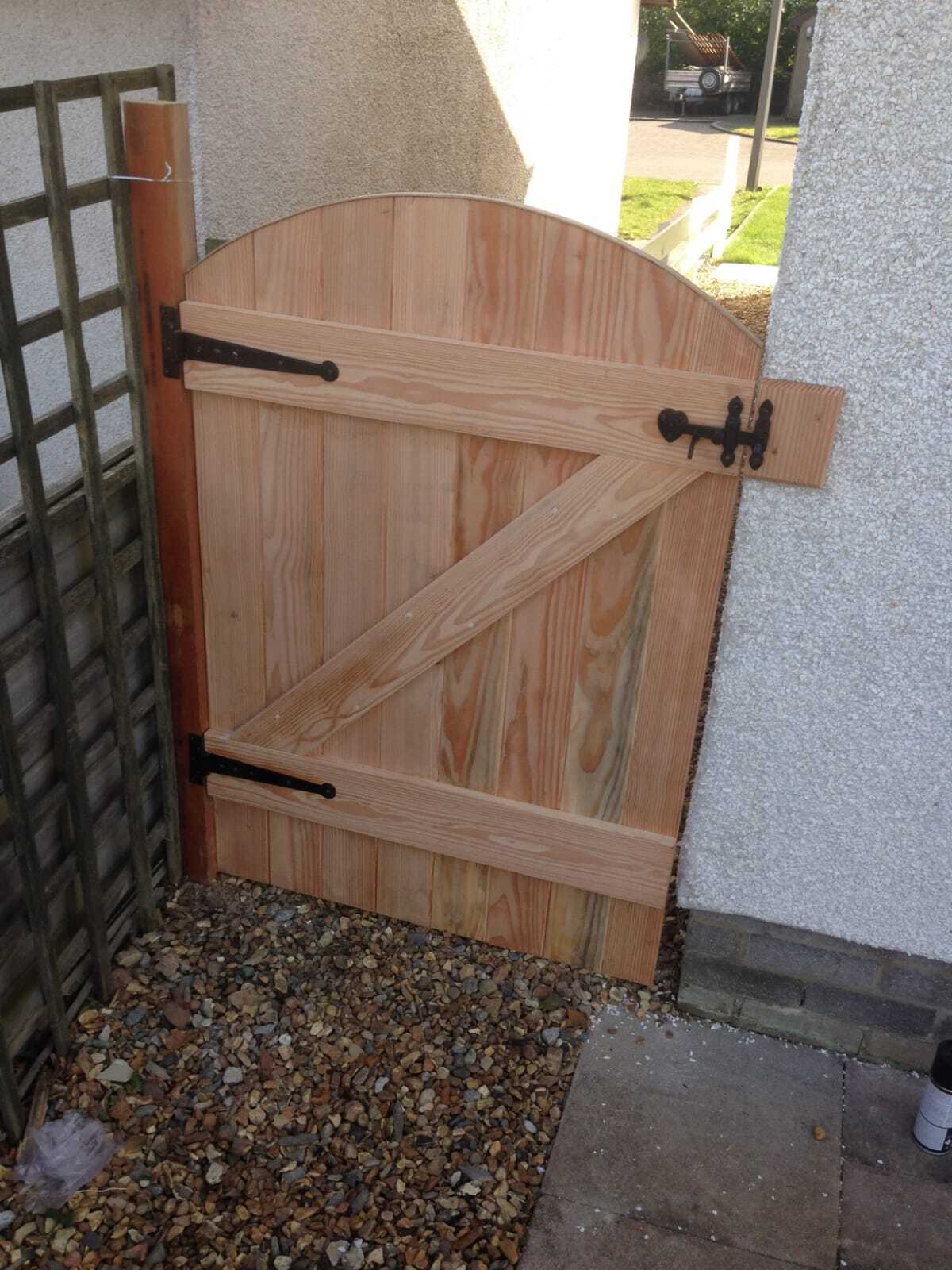 Giatiau coed a ffensio / Wooden gates and fencing