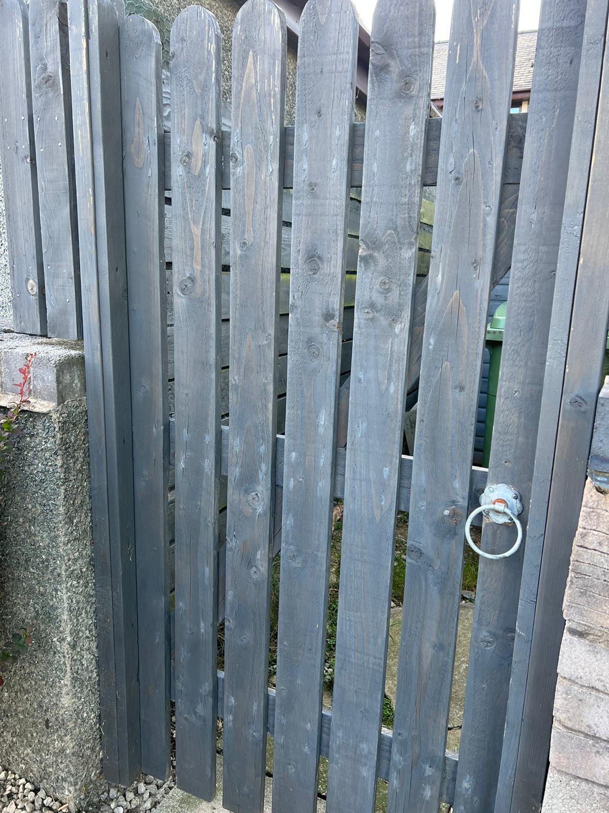 Giatiau coed a ffensio / Wooden gates and fencing
