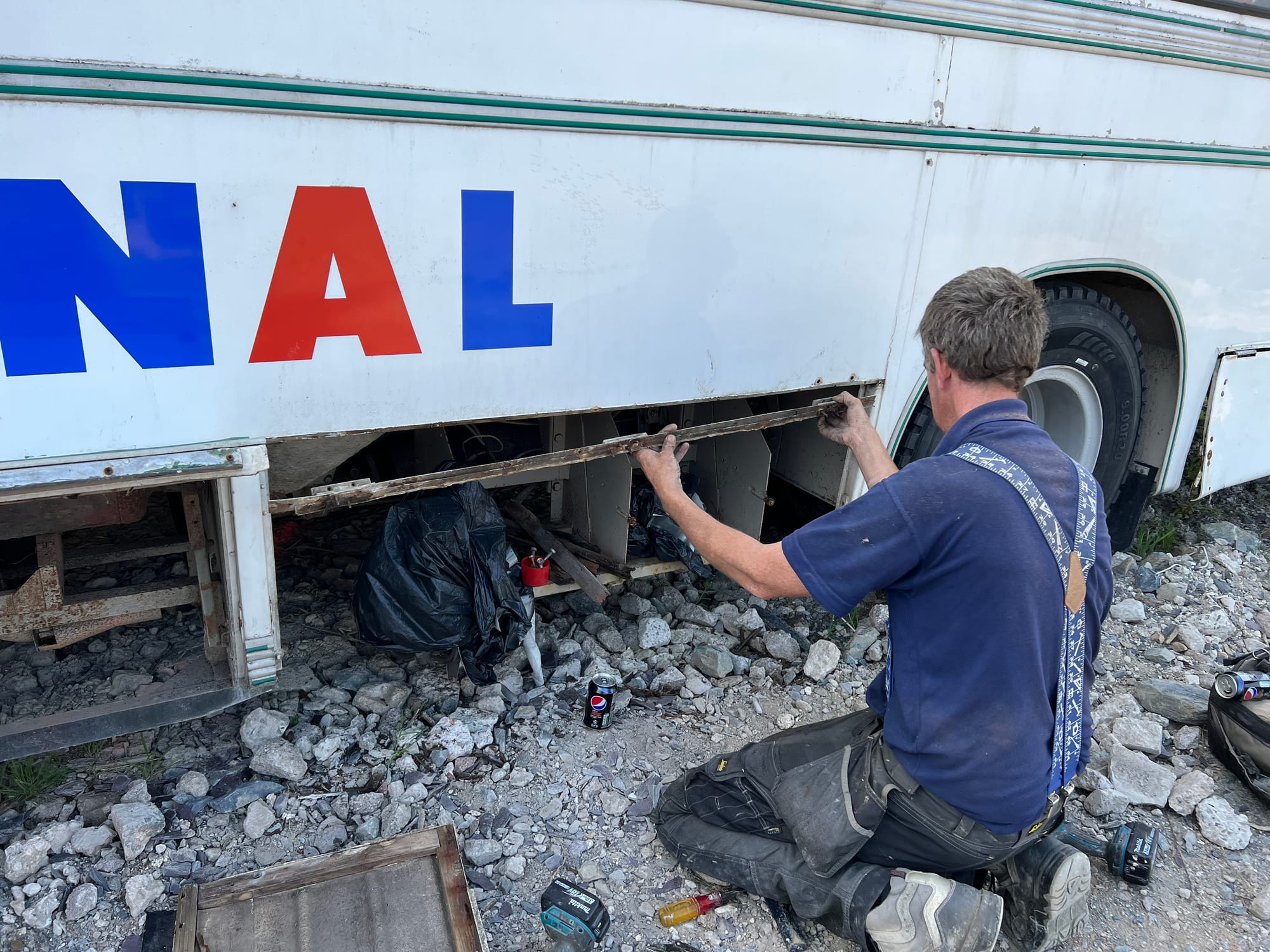 Gwaith coed ar hen gerbyd hanesyddol / Wood work on historic vehicles
