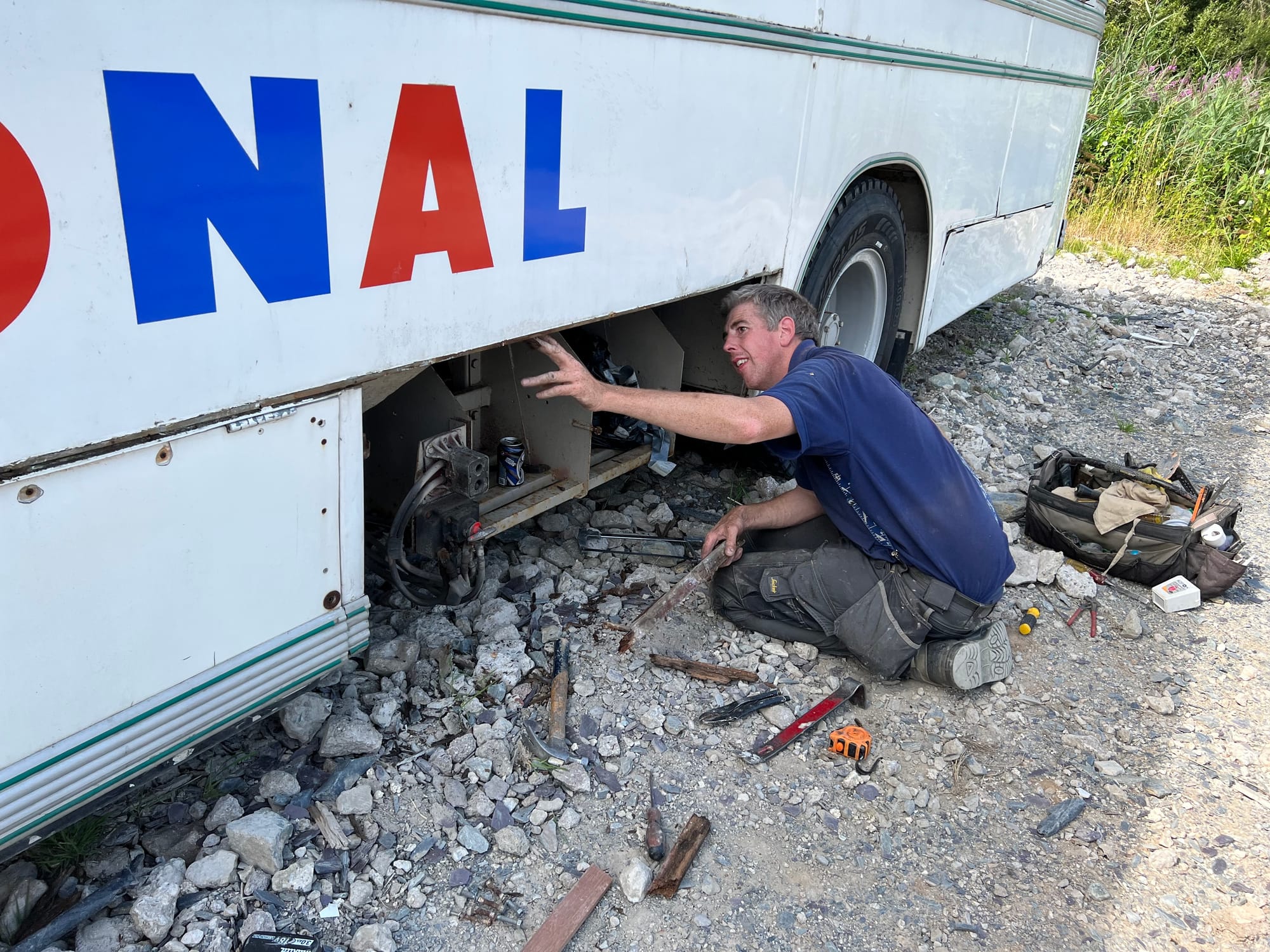 Gwaith coed ar hen gerbyd hanesyddol / Wood work on historic vehicles