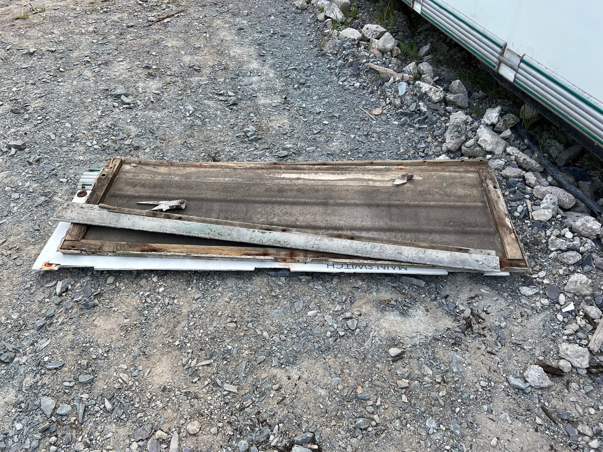 Gwaith coed ar hen gerbyd hanesyddol / Wood work on historic vehicles