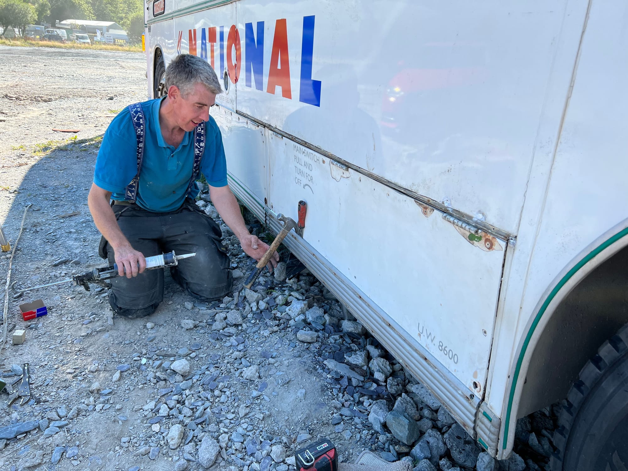 Gwaith coed ar hen gerbyd hanesyddol / Wood work on historic vehicles