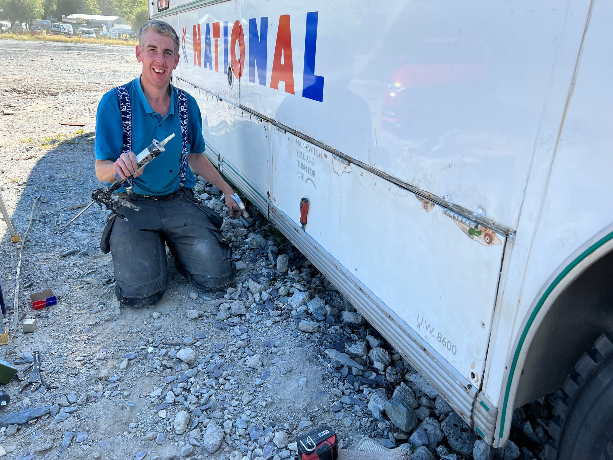 Gwaith coed ar hen gerbyd hanesyddol / Wood work on historic vehicles