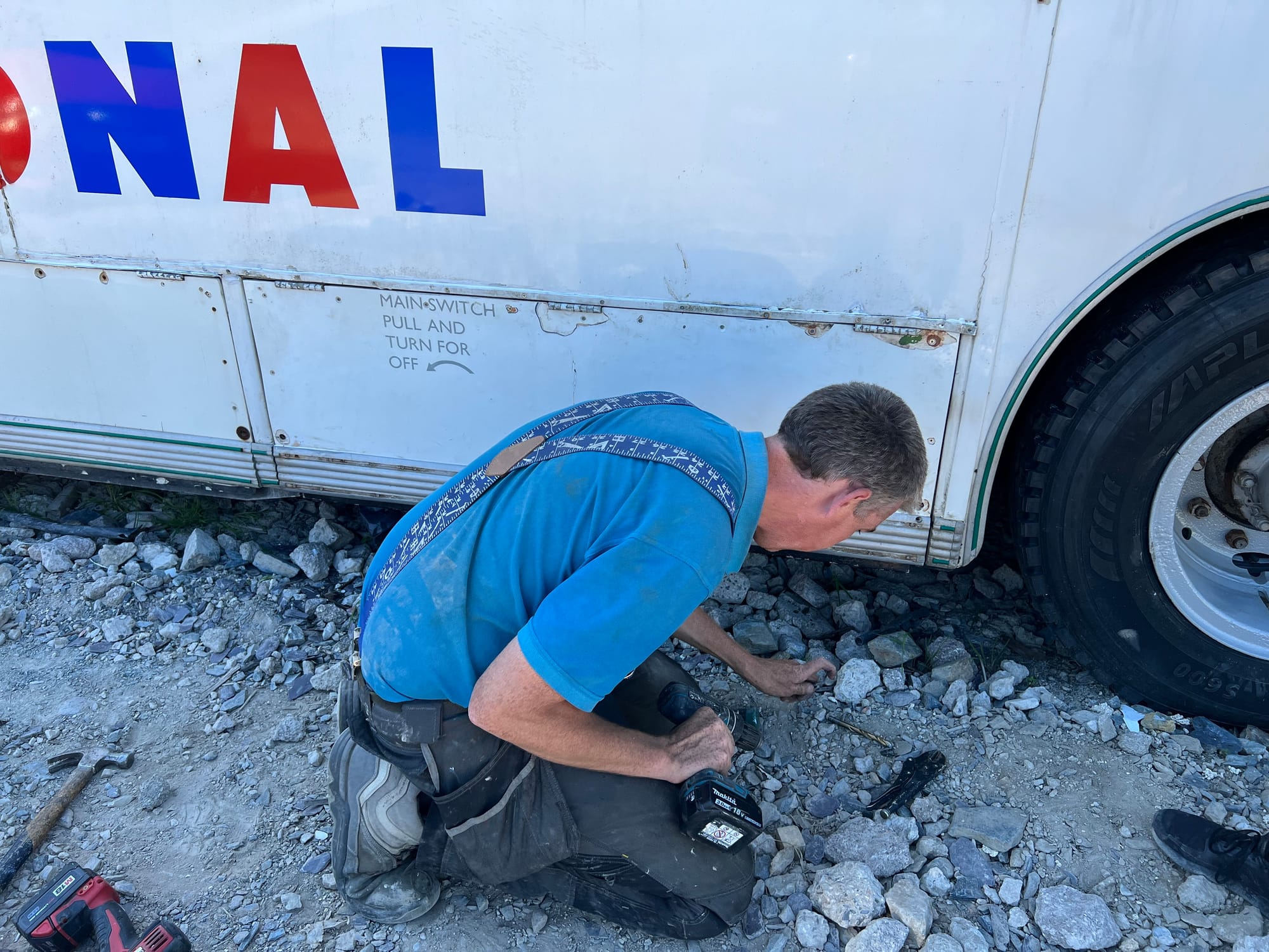 Gwaith coed ar hen gerbyd hanesyddol / Wood work on historic vehicles