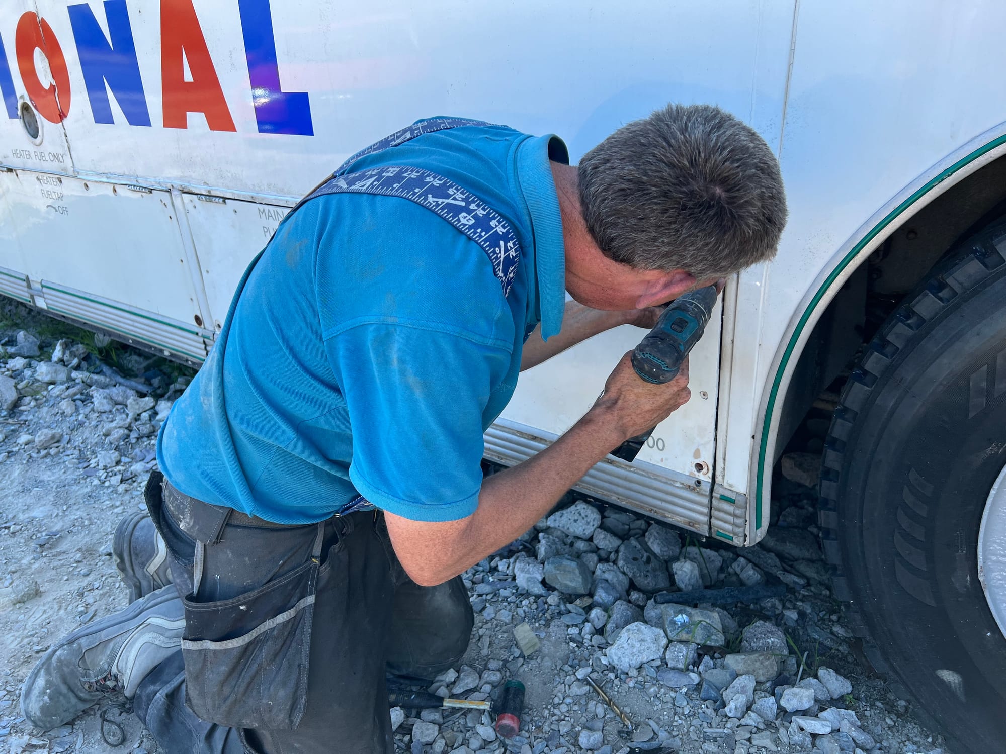 Gwaith coed ar hen gerbyd hanesyddol / Wood work on historic vehicles