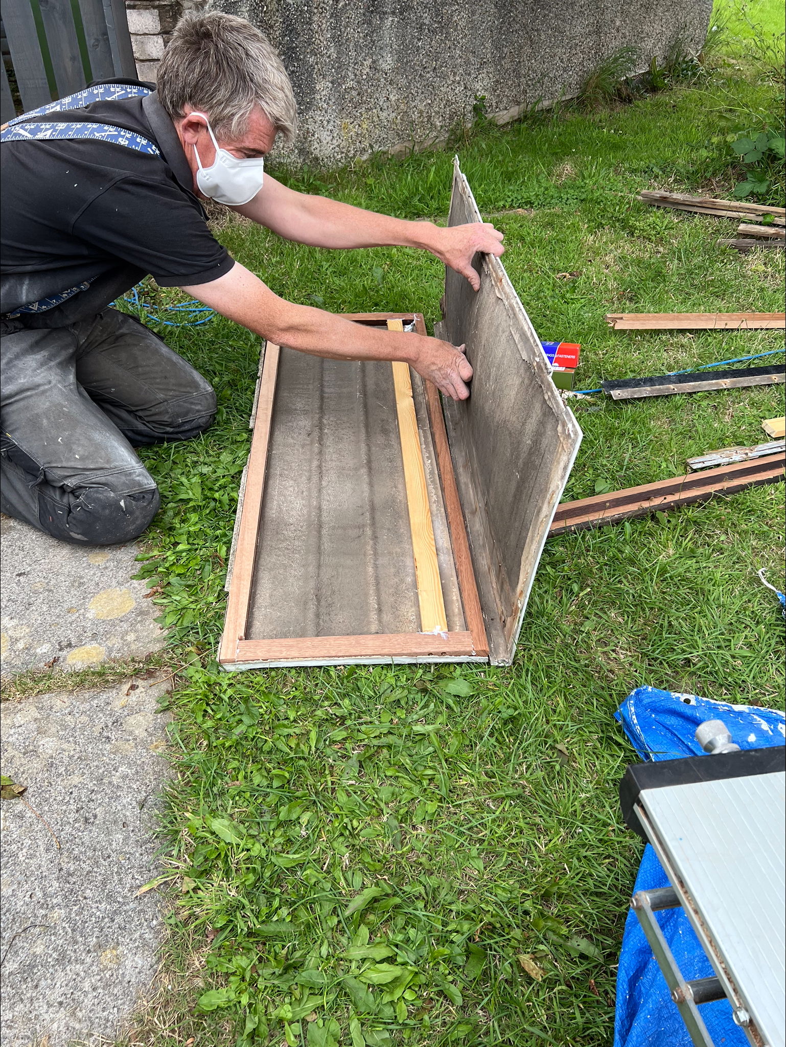 Gwaith coed ar hen gerbyd hanesyddol / Wood work on historic vehicles