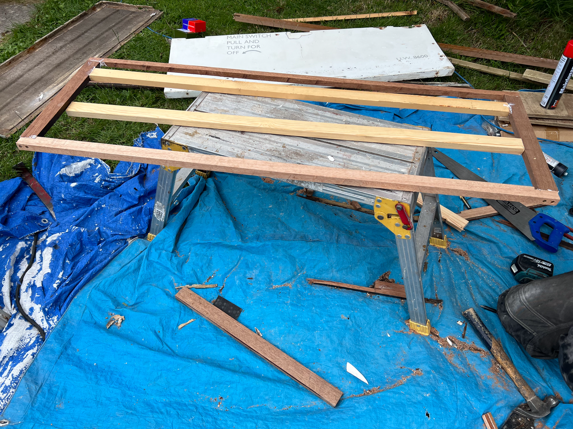 Gwaith coed ar hen gerbyd hanesyddol / Wood work on historic vehicles