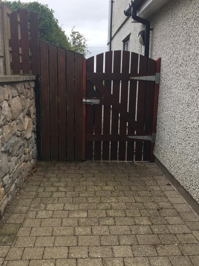 Giatiau coed a ffensio / Wooden gates and fencing
