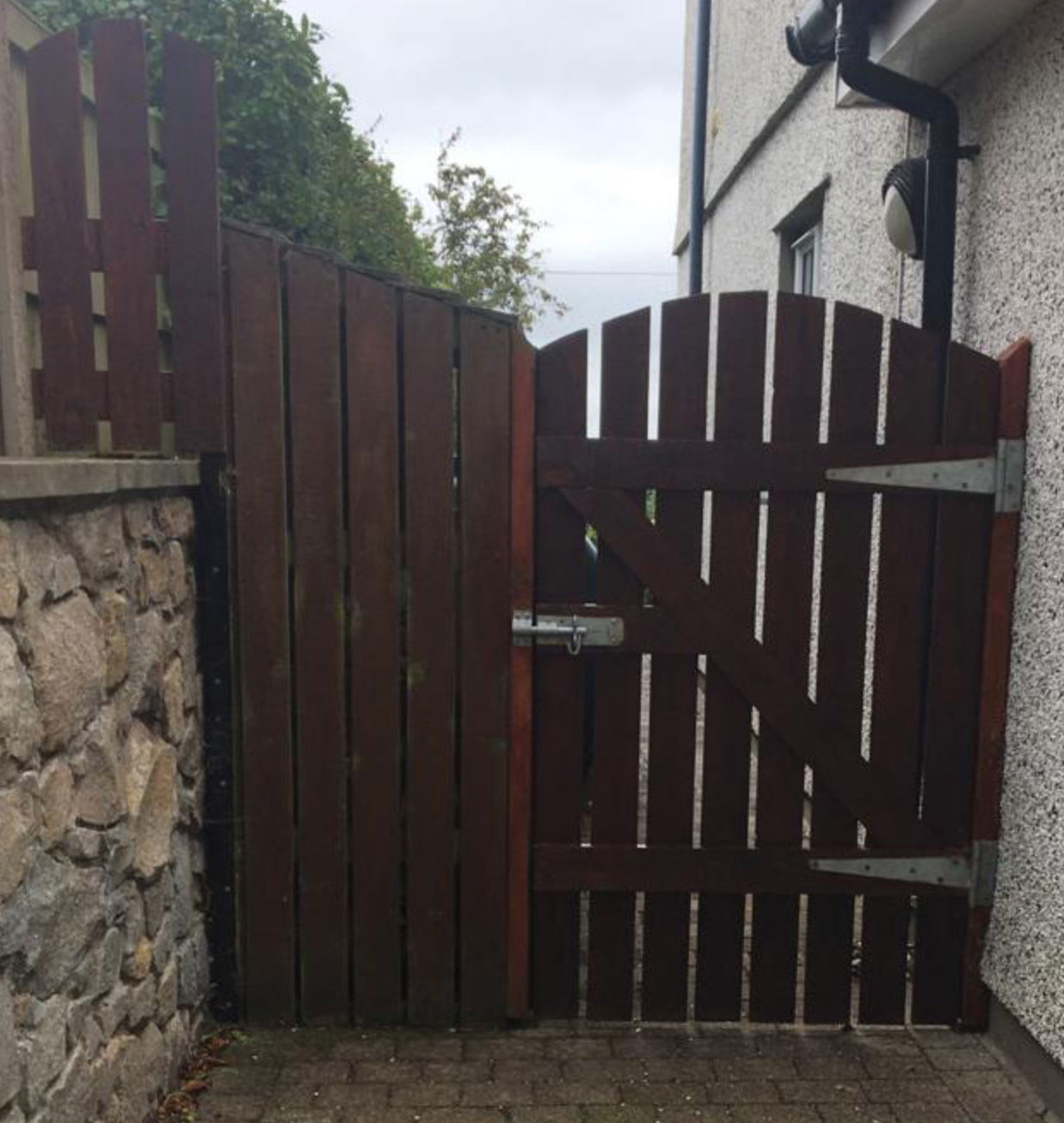 Giatiau coed a ffensio / Wooden gates and fencing