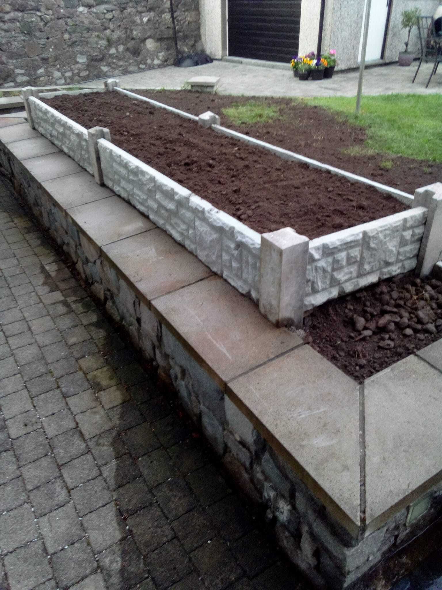 Giat a wâl goncrit rhandir / Gate and concrete allotment wall (vegetable raised bed)