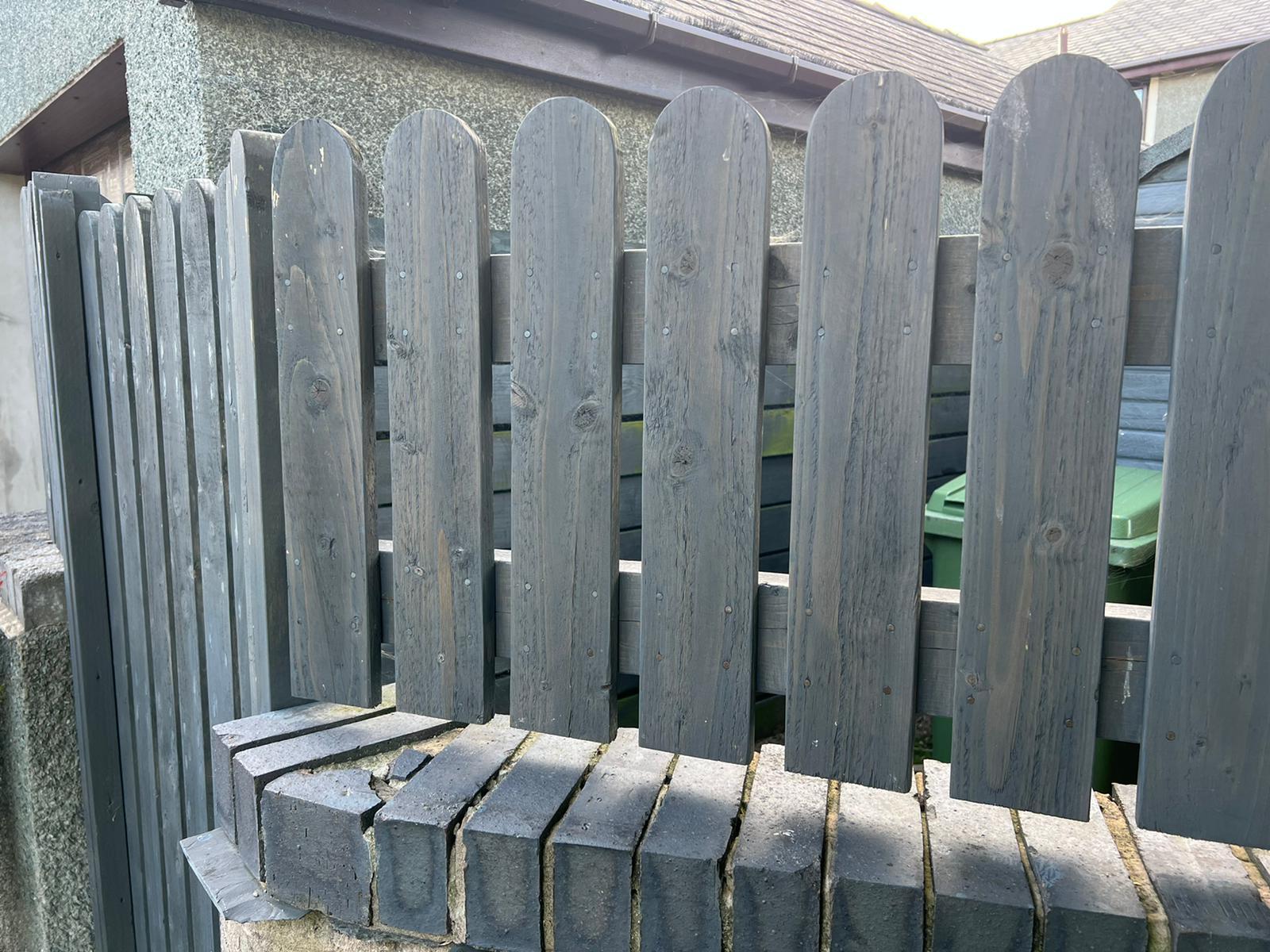 Ffensio coed / Wooden fence work.