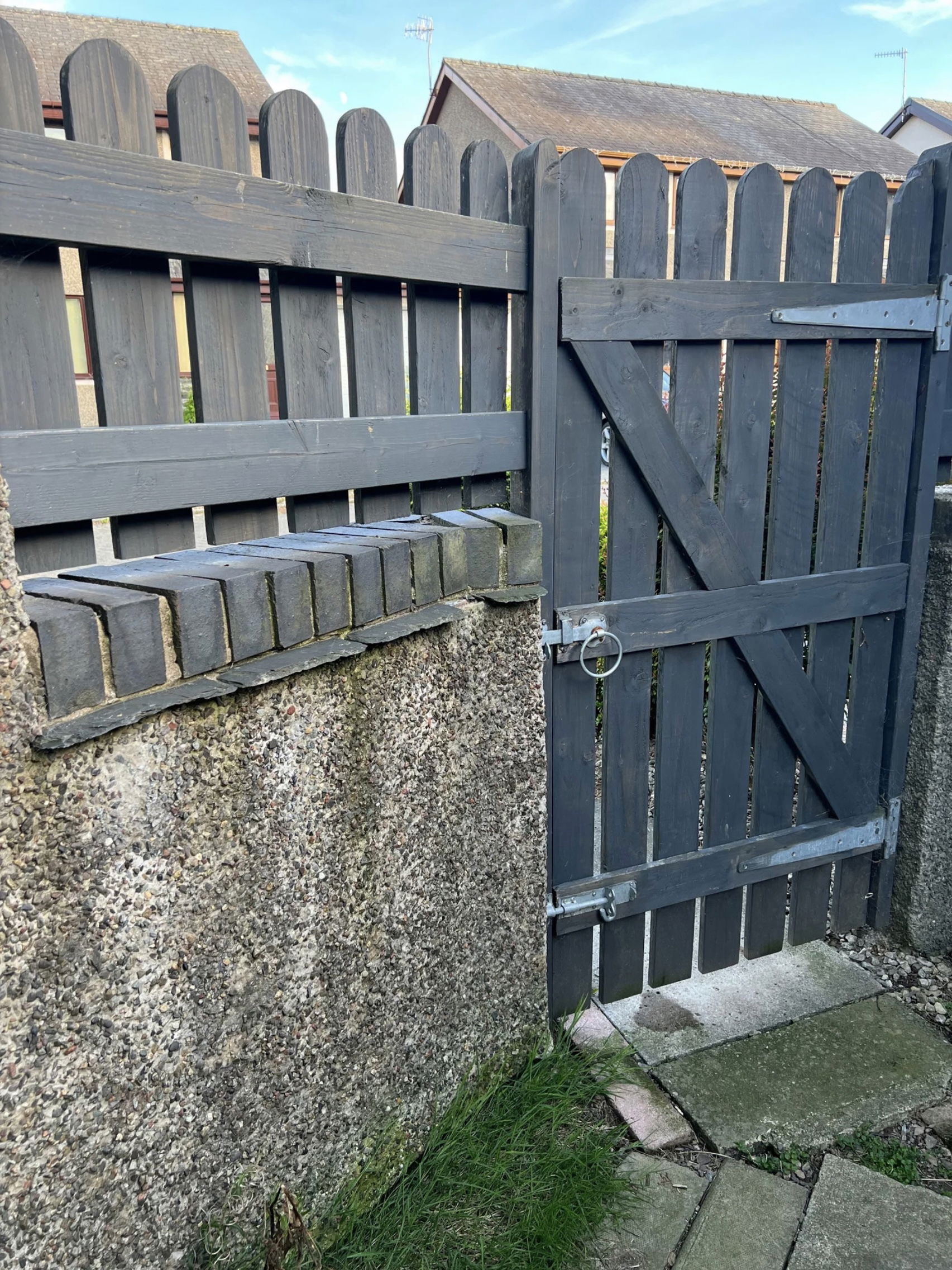 Ffensio coed / Wooden fence work.