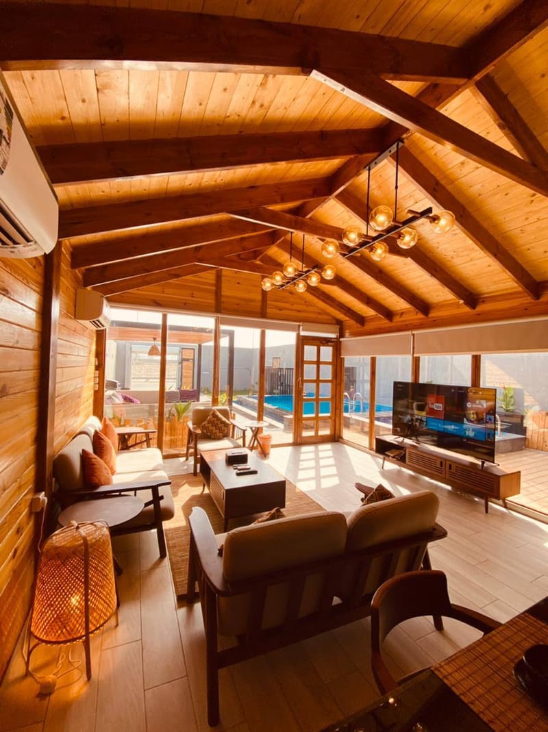 كوخ ريفي ذو إطلالة على الحديقة والمسبح