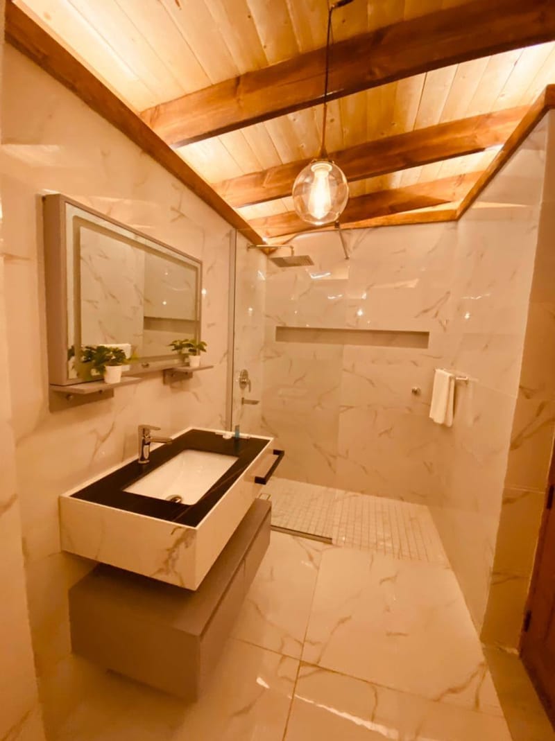 كوخ ريفي ذو إطلالة على الحديقة والمسبح