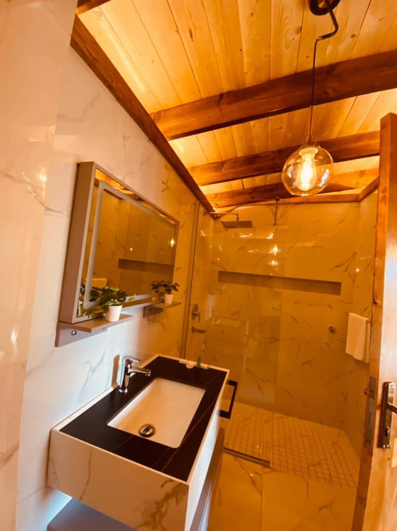 كوخ ريفي ذو إطلالة على الحديقة والمسبح