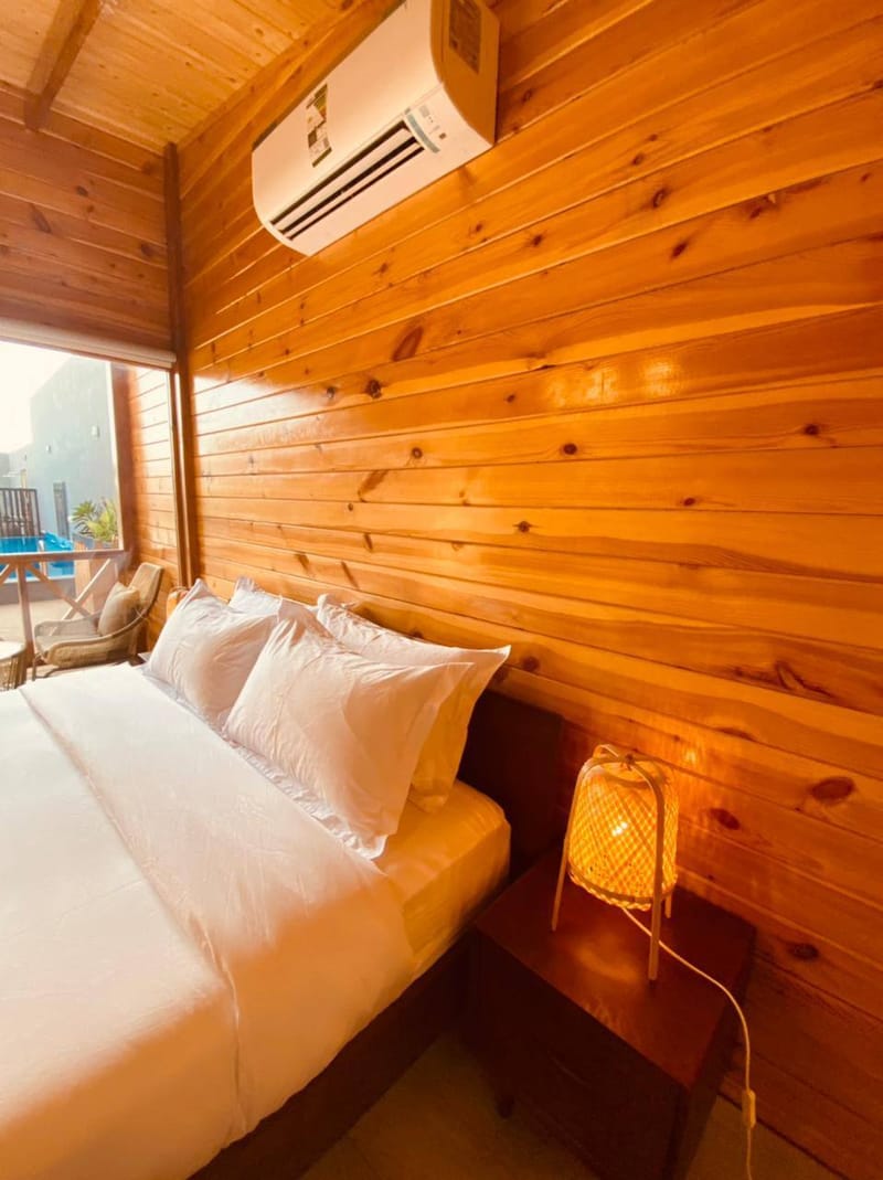 كوخ ريفي ذو إطلالة على الحديقة والمسبح