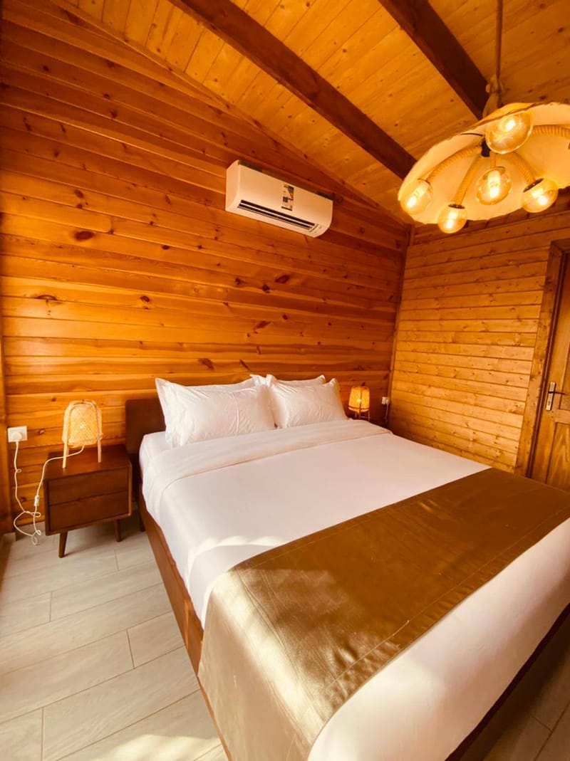 كوخ ريفي ذو إطلالة على الحديقة والمسبح